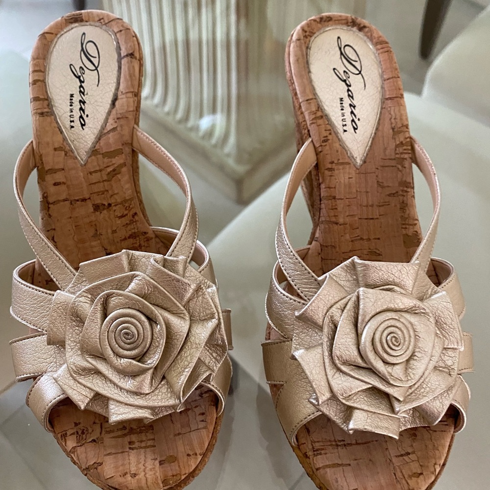 Dezario size 6 gold wedge